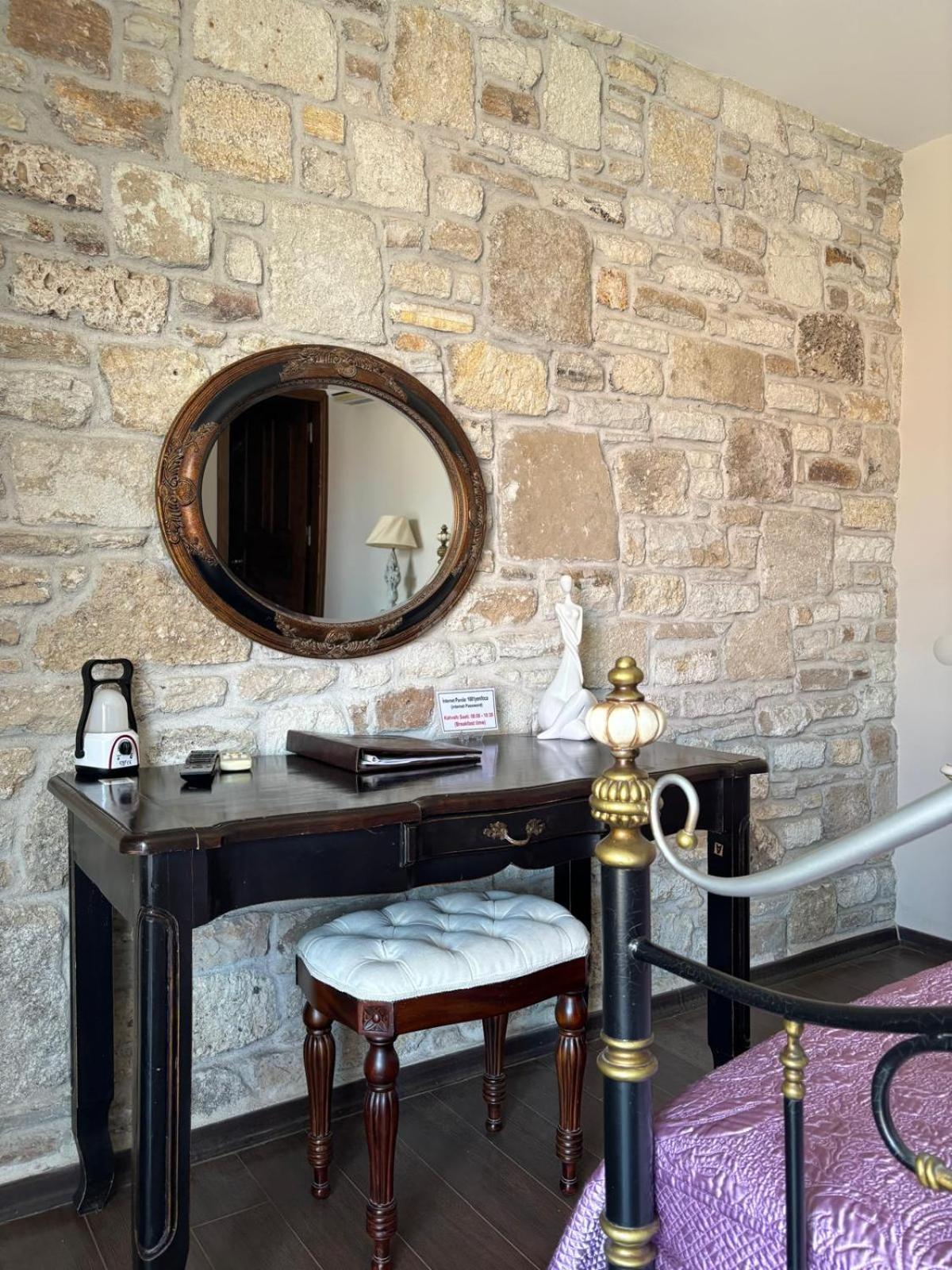 Griffon Hotel Yenifoca Luaran gambar